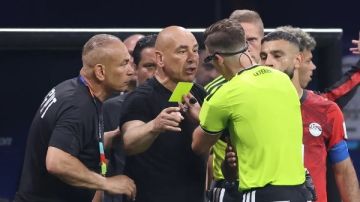 كم هي قاسية كرة القدم.. الدقائق الأخيرة معضلة إفريقيا في المونديال كم هي قاسية كرة القدم.. الدقائق الأخيرة معضلة إفريقيا في المونديال