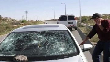 مستوطنون يهاجمون مركبات الفلسطينيين بالحجارة شمال شرق رام الله.. والاحتلال يواصل قصف غزة مستوطنون يهاجمون مركبات الفلسطينيين بالحجارة شمال شرق رام الله.. والاحتلال يواصل قصف غزة