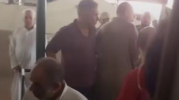 سيدة تقتحم مسجدا في عين شمس وتعتدي على المصلين أثناء الصلاة