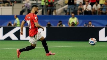 هتافات جماهير بشكتاش لمحمد صلاح تشعل الأجواء.. ورئيس النادي يتفاعل معها (شاهد) هتافات جماهير بشكتاش لمحمد صلاح تشعل الأجواء.. ورئيس النادي يتفاعل معها (شاهد)