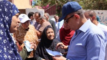 محافظ المنيا: صرف إعانات شهرية وإقامة كشك وإصدار 4 بطاقات خدمات متكاملة محافظ المنيا: صرف إعانات شهرية وإقامة كشك وإصدار 4 بطاقات خدمات متكاملة