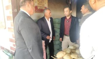 في أول أيام مباشرة مهامه.. رئيس مركز ومدينة بلاط بالوادي الجديد يتفقد المخبز البلدي للاطمئنان على انتظام العمل في أول أيام مباشرة مهامه.. رئيس مركز ومدينة بلاط بالوادي الجديد يتفقد المخبز البلدي للاطمئنان على انتظام العمل
