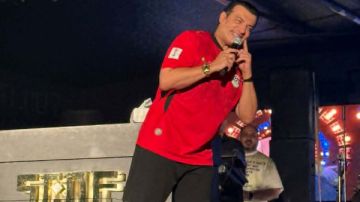 إيهاب توفيق يحتفل بتأهل منتخب مصر في حفل كامل العدد إيهاب توفيق يحتفل بتأهل منتخب مصر في حفل كامل العدد