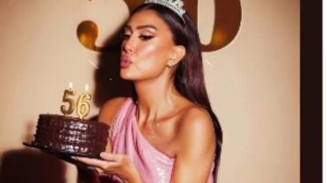 غادة عبد الرازق تنشر صورا من عيد ميلادها بإطلالة ملكية غادة عبد الرازق تنشر صورا من عيد ميلادها بإطلالة ملكية
