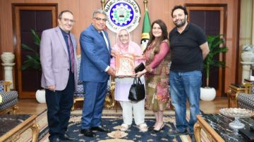محافظ الدقهلية يكرم آمال (83 عاما) بعد نيلها الدكتوراه تقديرا لإصرارها وتميزها محافظ الدقهلية يكرم آمال (83 عاما) بعد نيلها الدكتوراه تقديرا لإصرارها وتميزها