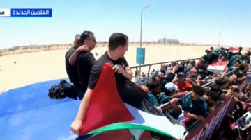 علم فلسطين يرفرف أعلى حافلة بعثة المنتخب علم فلسطين يرفرف أعلى حافلة بعثة المنتخب