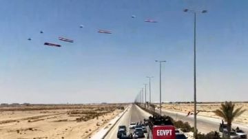 العلم المصري يزين سماء العلمين احتفاء بأداء المنتخب الوطني في كأس العالم العلم المصري يزين سماء العلمين احتفاء بأداء المنتخب الوطني في كأس العالم