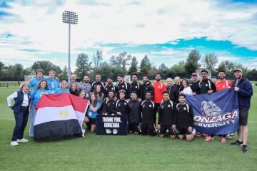 قميص منتخب مصر وصور جماعية إهداءً لجامعة جونزاجا في «سبوكين»