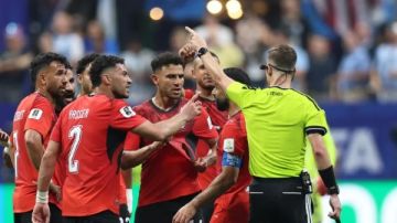 ليكيب الفرنسية: فيفا يراجع قرارات حكم مباراة مصر والأرجنتين