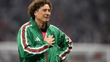 غييرمو أوتشوا يحظى بوداع مذهل من الجماهير المكسيكية غييرمو أوتشوا يحظى بوداع مذهل من الجماهير المكسيكية