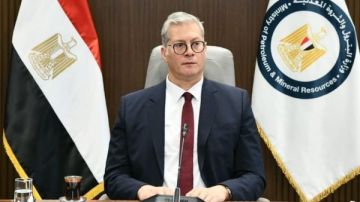 وزير البترول يتفقد مشروع شركة إنبي في الإمارات وزير البترول يتفقد مشروع شركة إنبي في الإمارات
