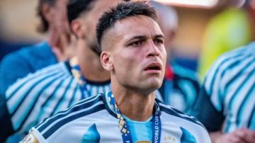 لاوتارو مارتينيز بعد خسارة المونديال: سأظل فخورا بتمثيل الأرجنتين لاوتارو مارتينيز بعد خسارة المونديال: سأظل فخورا بتمثيل الأرجنتين