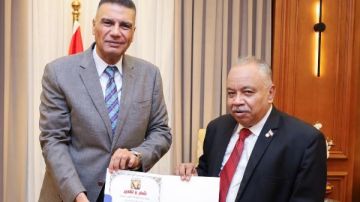 محافظ جنوب سيناء يكرم عميد كلية العلوم الأزهرية تقديرا لعطائه التعليمي