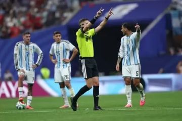 اتحاد الكرة يتقدم بشكوى إلى فيفا ضد حكم مباراة مصر والأرجنتين