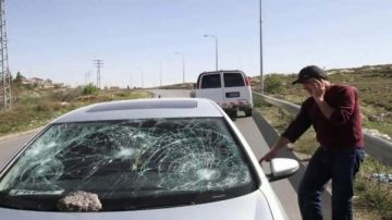 مستوطنون يهاجمون مركبات الفلسطينيين بالحجارة شمال شرق رام الله مستوطنون يهاجمون مركبات الفلسطينيين بالحجارة شمال شرق رام الله