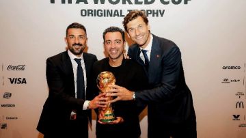 قبل نهائي المونديال.. أبطال إسبانيا في 2010 يجتمعون مع كأس العالم قبل نهائي المونديال.. أبطال إسبانيا في 2010 يجتمعون مع كأس العالم