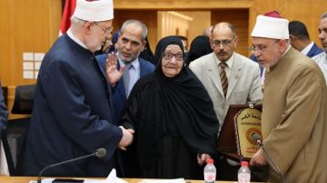 مجلس جامعة الأزهر يكرم أسرة شهيد كلية الدراسات الإسلامية بالسادات مجلس جامعة الأزهر يكرم أسرة شهيد كلية الدراسات الإسلامية بالسادات