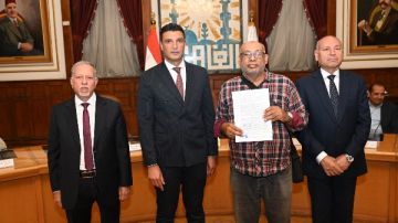 وزير الصناعة ومحافظ القاهرة يسلمان 40 عقد تقنين أوضاع لمصانع وورش شق الثعبان وزير الصناعة ومحافظ القاهرة يسلمان 40 عقد تقنين أوضاع لمصانع وورش شق الثعبان