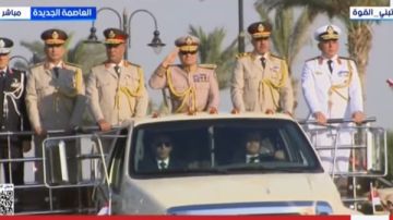 العبور الثالث .. الرئيس السيسي يشاهد فيلما تسجيليا في مقر القيادة الاستراتيجية العبور الثالث .. الرئيس السيسي يشاهد فيلما تسجيليا في مقر القيادة الاستراتيجية