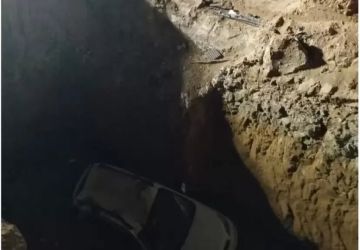 سقوط سيارة ملاكي داخل حفرة بحي الأسمرات في القاهرة سقوط سيارة ملاكي داخل حفرة بحي الأسمرات في القاهرة