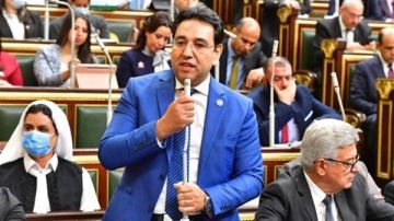 9 أطباء لكل 10 آلاف مواطن.. النائب أيمن محسب يتقدم بطلب إحاطة للحكومة بشأن أزمة نقص الأطباء: خفض القبول بكليات الطب ليس الحل 9 أطباء لكل 10 آلاف مواطن.. النائب أيمن محسب يتقدم بطلب إحاطة للحكومة بشأن أزمة نقص الأطباء: خفض القبول بكليات الطب ليس الحل