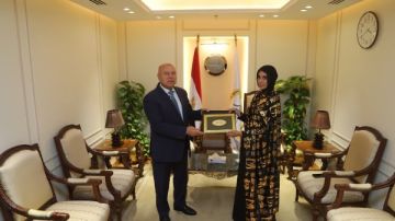 وزير النقل يكرم المواطنة ليلى الأنصاري المقيمة بأسوان تقديرا لموقفها الوطني المشرف في التصدي لرشق أحد قطارات السكك الحديدية بالحجارة