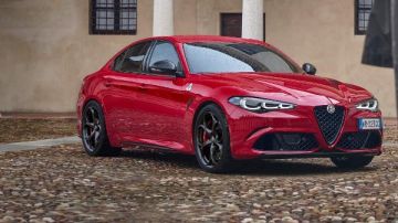 بمحرك V6.. ماذا تقدم ألفا روميو جوليا كوادريفوليو ؟ بمحرك V6.. ماذا تقدم ألفا روميو جوليا كوادريفوليو ؟
