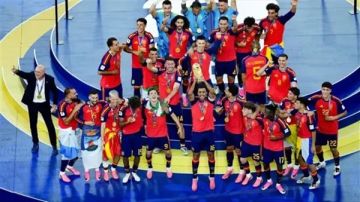 ملك إسبانيا يستقبل أبطال العالم في القصر الملكي وسط احتفالات ضخمة في مدريد (فيديو) ملك إسبانيا يستقبل أبطال العالم في القصر الملكي وسط احتفالات ضخمة في مدريد (فيديو)