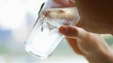 لماذا يحذر الأطباء من شرب المياه المثلجة مباشرة بعد التعرض للشمس؟ لماذا يحذر الأطباء من شرب المياه المثلجة مباشرة بعد التعرض للشمس؟