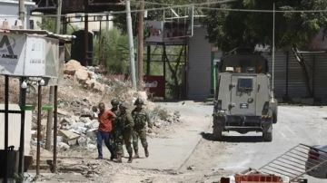 جيش الاحتلال يعتقل 70 فلسطينيا في الضفة الغربية جيش الاحتلال يعتقل 70 فلسطينيا في الضفة الغربية