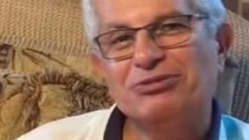 أبناء يفاجئون والدهم بتذكرة لحضور مباراة مصر بكأس العالم أبناء يفاجئون والدهم بتذكرة لحضور مباراة مصر بكأس العالم