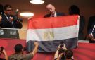 رئيس فيفا يرفع علم مصر بعد إقصاء الفراعنة من كأس العالم