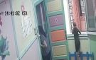 حدف نفسه.. فيديو متداول لطفل يحاول القفز من شباك حضانة ومعلمته تلحقه في اللحظة الأخيرة