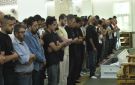 شقيق تامر حسني يؤم المصلين بجنازة والده