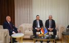 محافظ دمياط يقدم واجب العزاء لمدير الأمن في وفاة رئيس المباحث الجنائية