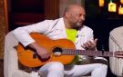 المؤلف إسلام خليل يفاجئ محمد موسى بهدية على الهواء.. والأخير يرد: مقبولة 
