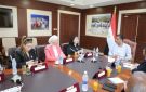 محافظ البحر الأحمر يبحث إنشاء مصنع ملابس جاهزة بحلايب وشلاتين بـ78 ماكينة خياطة لدعم المرأة