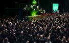 لحظة وصول جثمان علي خامنئي إلى موقع مراسم التشييع في طهران