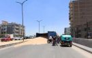 انقلاب سيارة نقل محملة بالقمح أعلى كوبري بشبرا الخيمة دون إصابات