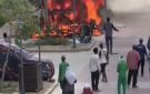 اندلاع حريق ضخم .. النيران تلتهم سيارات داخل قرية بالساحل الشمالي