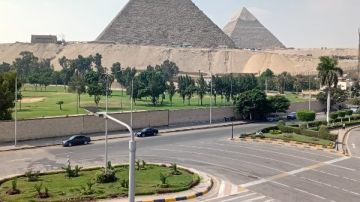 لليوم الثاني.. استمرار أعمال النظافة والتجميل بمحيط المتحف المصري الكبير ومدخل الأهرامات لليوم الثاني.. استمرار أعمال النظافة والتجميل بمحيط المتحف المصري الكبير ومدخل الأهرامات