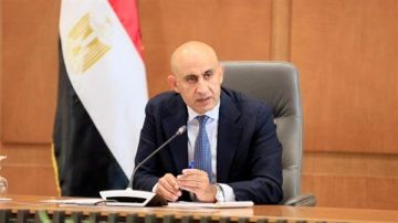 وزير التعليم يعقد اجتماعا مع قيادات المديريات والإدارات لمناقشة استعدادات العام الدراسي الجديد وزير التعليم يعقد اجتماعا مع قيادات المديريات والإدارات لمناقشة استعدادات العام الدراسي الجديد