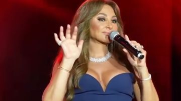 اشتاقتلكم يا مصريين .. رسالة محبة من إليسا لجمهور حفل الساحل الشمالي اشتاقتلكم يا مصريين .. رسالة محبة من إليسا لجمهور حفل الساحل الشمالي