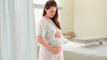 تحذير للحوامل.. استخدام العطور ومستحضرات التجميل أثناء الحمل مرتبط بمشكلة صحية خطيرة