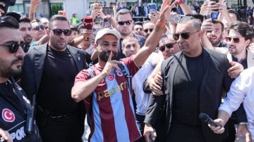 محمد صلاح.. استقبال تاريخي من جماهير نادي طرابزون سبور التركي