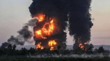 الخسائر 3 ملايين لتر بنزين.. حريق هائل يلتهم 38 ناقلة وقود في العراق الخسائر 3 ملايين لتر بنزين.. حريق هائل يلتهم 38 ناقلة وقود في العراق