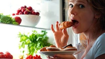 لماذا تزداد الرغبة في الحلويات ليلا؟ 6 أسباب وراء اشتهاء السكر لماذا تزداد الرغبة في الحلويات ليلا؟ 6 أسباب وراء اشتهاء السكر