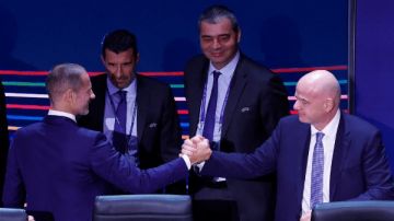 مخادع.. لويس فيجو يطالب برحيل إنفانتينو مخادع.. لويس فيجو يطالب برحيل إنفانتينو