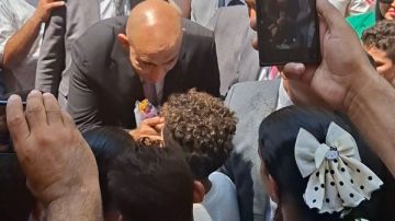 احلق شعرك.. وزير التعليم يداعب طالبا خلال افتتاح مدرسة بالقليوبية احلق شعرك.. وزير التعليم يداعب طالبا خلال افتتاح مدرسة بالقليوبية
