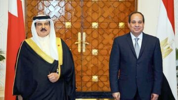 الرئيس السيسي يستقبل العاهل البحريني بمطار العلمين الدولي الرئيس السيسي يستقبل العاهل البحريني بمطار العلمين الدولي